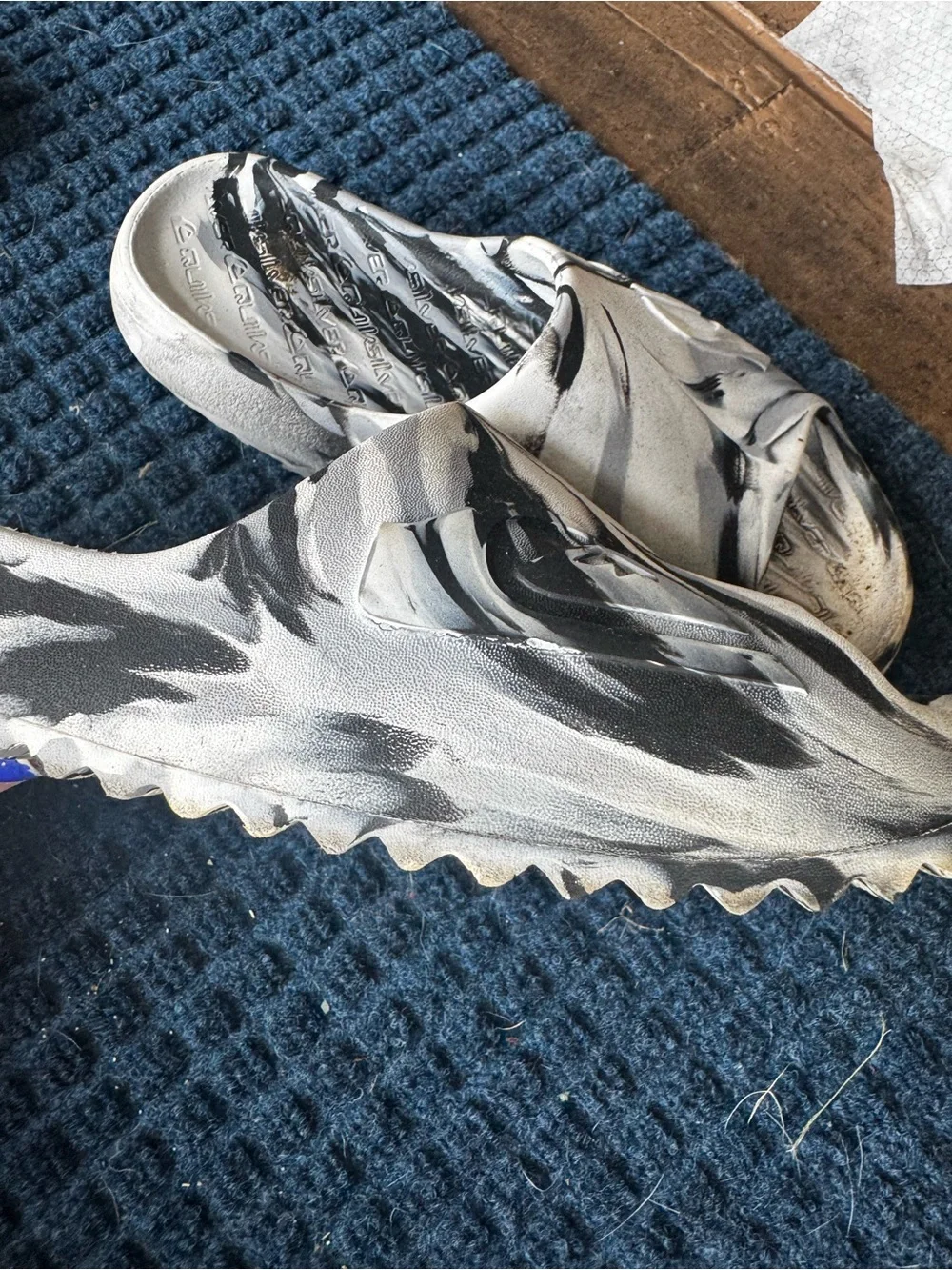 Quiksilver Men's Marbled White and Black Slide Sandals